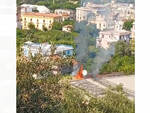 Sant'Agnello, incendio tra tra i binari della Circumvesuviana e la stazione di Servizio Agip
