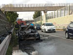 Veicolo in fiamme sul raccordo di Castellammare di Stabia. Traffico bloccato per Sorrento