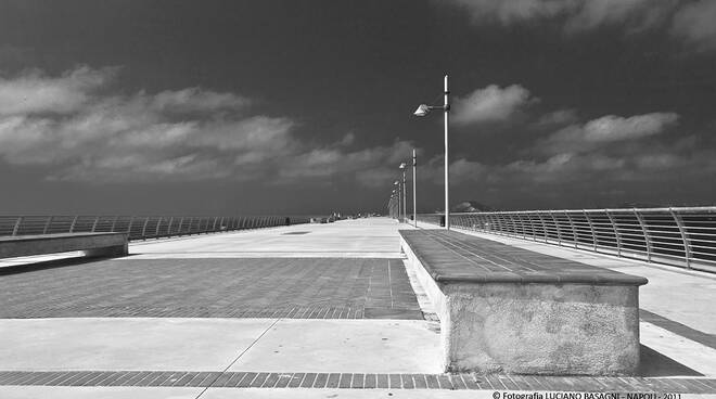 1 - Fotografia di Luciano Basagni - Il Pontile, cm. 50,01x75,38, Napoli 07.08.2011