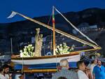  Meta, la statua della Madonna in processione dalla Basilica fino alla spiaggia per la Santa Messa tra fede ed emozione