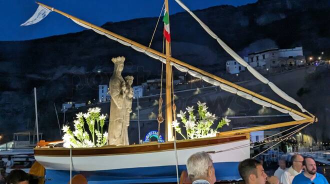  Meta, la statua della Madonna in processione dalla Basilica fino alla spiaggia per la Santa Messa tra fede ed emozione