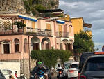 Positano, folla di turisti alla Sponda in attesa della Sita. Grande lavoro della Polizia Municipale nella gestione del traffico