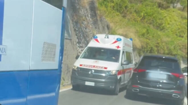 Traffico paralizzato a Ravello, autoambulanza resta bloccata. L'indignazione di Salvatore Gagliano