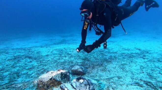 Capri: sommozzatori della Polizia di Stato fotografano reperti storici nelle acque dell’isola Azzurra