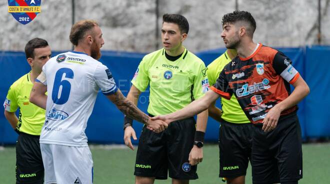 costa d'amalfi - apice stretta di mano; Foto di Michele Abbagnara tratta dalla pagina di Facebook del F.C. Sal De Riso Costa d’Amalfi Calcio