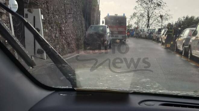 Positano, auto incendiata a Liparlati. Intervengono i vigili del fuoco 