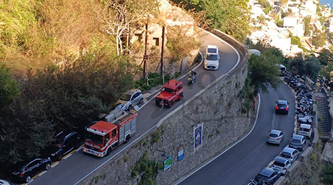 Positano, Vigili del Fuoco scendono da Montepertuso verso il centro del paese