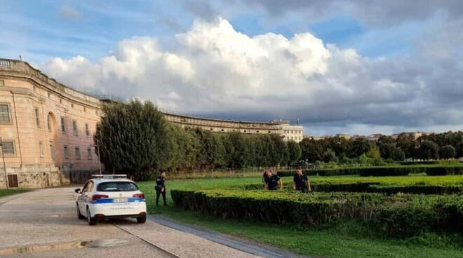 Shock a Caserta, ritrovato uno scheletro umano in una siepe davanti alla Reggia