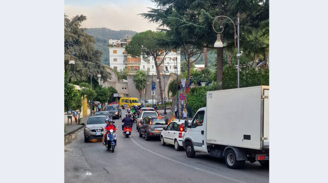 Sorrento, traffico intenso in Via degli Aranci per la presenza di lavori 