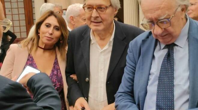 2 - Foto Pietro Giannico - Giovanna Savona con i ciritici d'arte Vittorio Sgarbi e Maurizio Vitiello al Premio Sulmona 2023