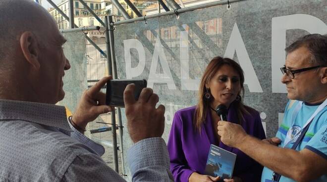 6 Ok - Foto Maurizio Vitiello - L'operatore ripresa Pietro Giannico, l'artista Giovanna Savona e il giornalista Antonio Formisano durante l'intervista al Palazzo Reale di Napoli durante Campania Libri Festival, ottobre 2023