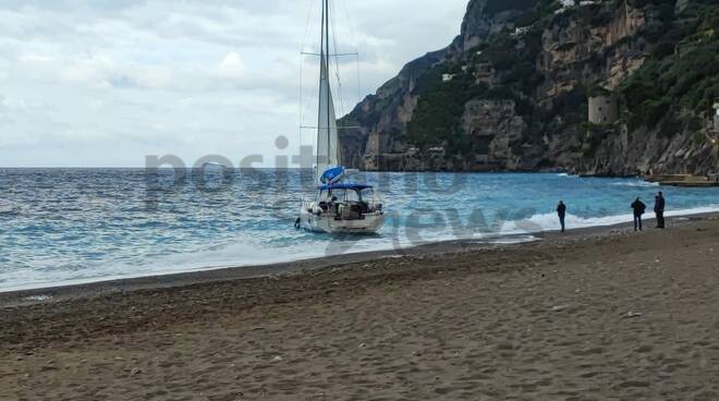 Barca in avaria a Positano