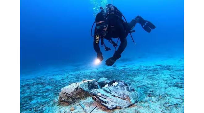 Capri, sui fondali della Grotta Azzurra ritrovati reperti di una nave preistorica 