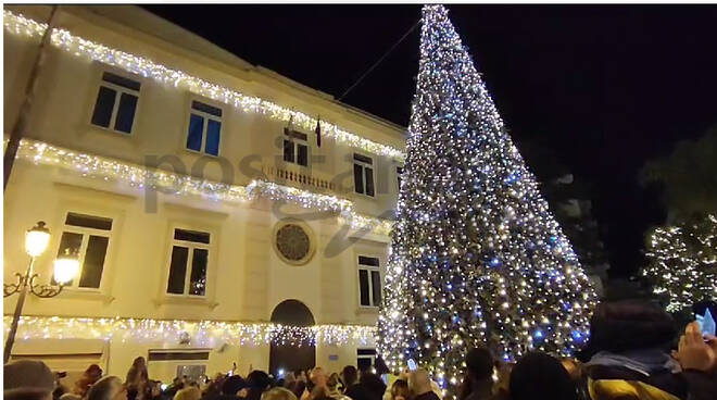 A Sant'Agnello inizia il Natale con l'accensione delle luminarie e dell'albero in Piazza Matteotti