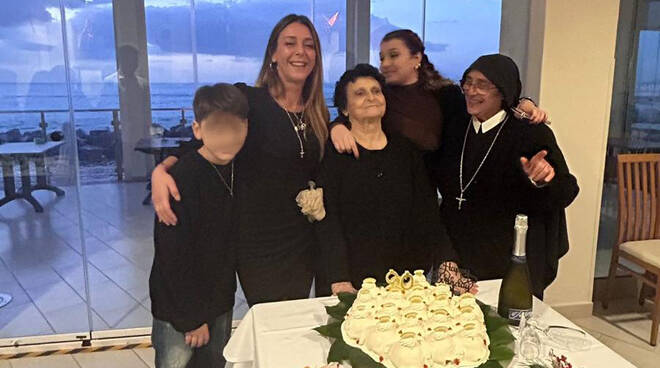 Meta, grande festa nella Casa Famiglia Ariel e Primavera per il 90 anni di "Nonna Maria"