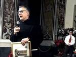 padre enzo fortunato riceve il premio ad Amalfi canta il Natale 2023