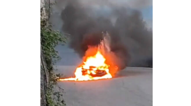 Paura sulla Strada Statale 163 Amalfitana per una moto in fiamme