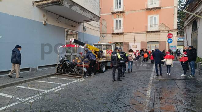 Piano di Sorrento rimozione carro attrezzi in Piazza Cota per manifestazione