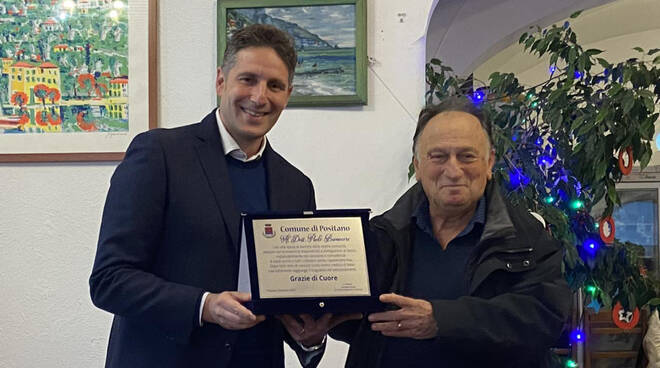 Positano, durante la tombolata per gli anziani una tarda al Dott. Paolo Buonocore che raggiunge il traguardo della pensione