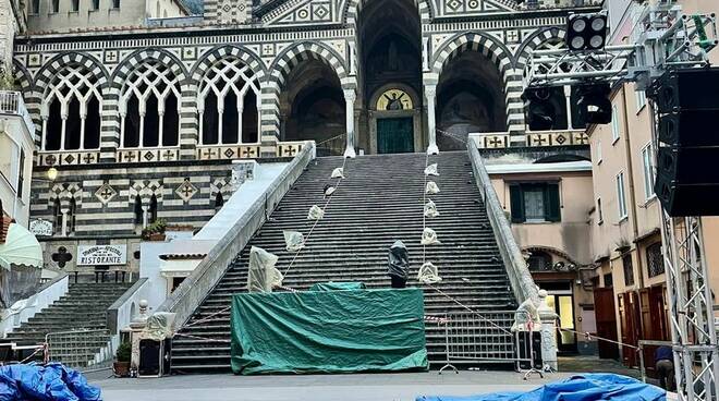 scale duomo attrezzata per spettacolo nuovo anno 