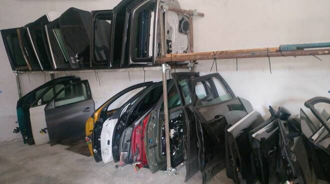 Casoria: la Polizia di Stato disarticola un’organizzazione dedita al riciclaggio di parti di auto rubate. Arrestate cinque persone