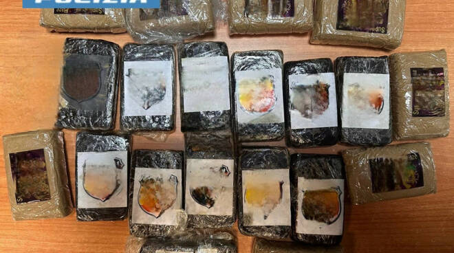 Melito di Napoli: rinvenuti dalla Polizia di Stato oltre 2 kg di hashish