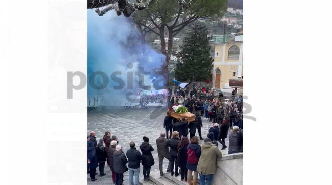 Ravello, un tripudio di bandiere e striscioni del Napoli per l'addio ad Alfonso Calce