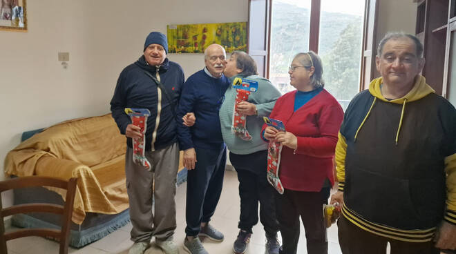 Vico Equense, il sindaco Aiello al Centro Madonnelle per portare le calze della Befana