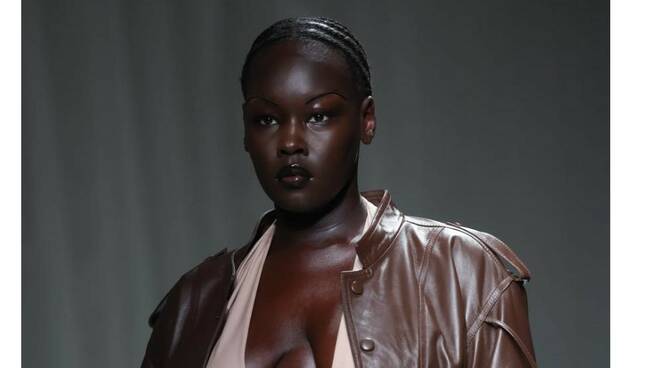 Ajok Daing è la modella italiana di origini sudanesi che ha rubato il cuore di tutti alle sfilate 