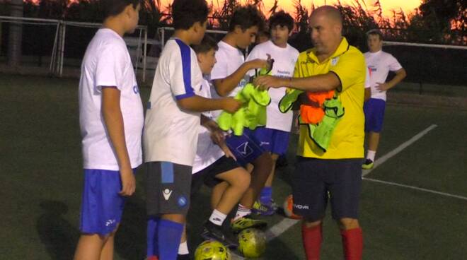 "LIBRO CUORE" ALLO STADIO DI FORIO D'ISCHIA, I  CALCIATORI DELLA SQUADRA LOCALE  SI OPPONGONO ALL’ESPULSIONE DEL PORTIERE AVVERSARIO: “DEVE GIOCARE, LA PARTITA E’ APPENA INIZIATA”