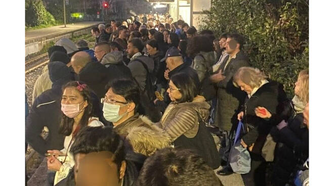 Treno della Circumvesuviana in avaria, passeggeri costretti a scendere alla stazione di Piano di Sorrento