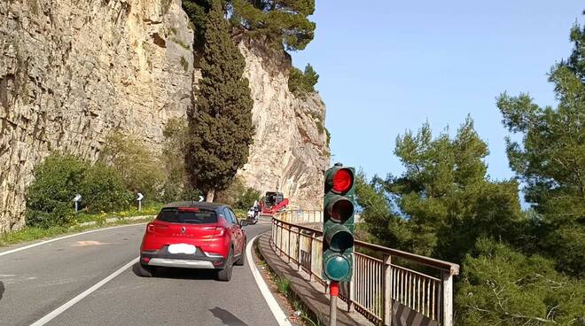 auto passano con il rosso a Piano di Sorrento