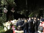 Morte ad Ischia, il marito e le figlie alla fiaccolata per Antonella