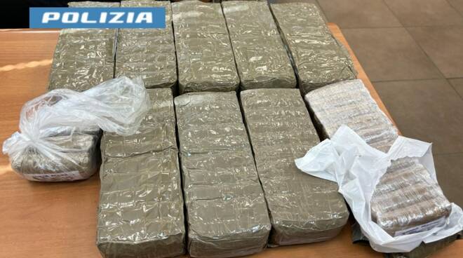 Piazza Garibaldi: scoperto con 10 kg di hashish ai tornelli della Circumvesuviana. Arrestato dalla Polizia di Stato