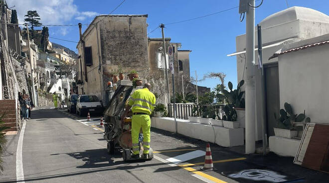 Positano, procede in maniera celere il rifacimento della segnaletica orizzontale 