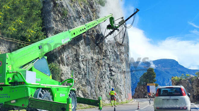 Positano, sicurezza in pericolo sulla SS 163:  c'è chi ancora non rispetta il semaforo rosso mettendo a rischio se stesso e gli altri