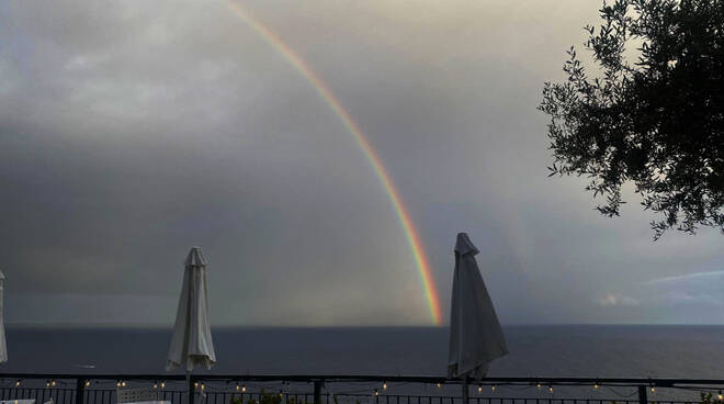A Praiano lo spettacolo di un doppio arcobaleno sullo sfondo di un cielo grigio