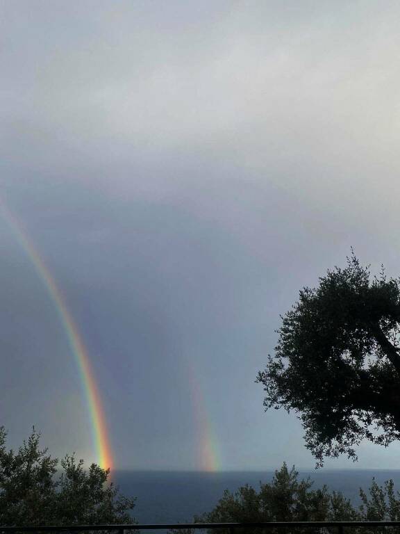 A Praiano lo spettacolo di un doppio arcobaleno sullo sfondo di un cielo grigio
