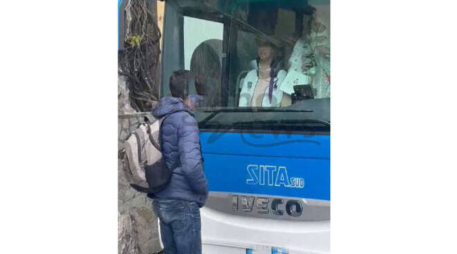 Caos a Positano per la Sita, uomo si mette davanti all'autobus e lo blocca