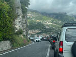 Continua il traffico intenso sulla Statale Amalfitana in direzione Positano