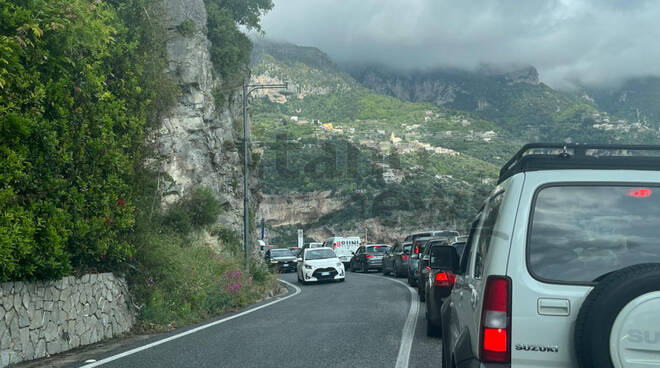 Continua il traffico intenso sulla Statale Amalfitana in direzione Positano