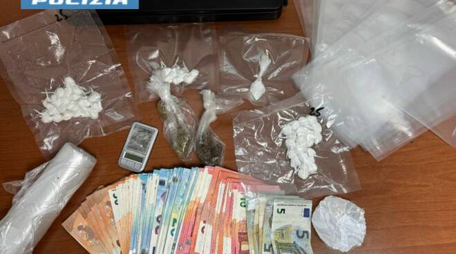 Controlli della Polizia di Stato nei quartieri di San Giovanni e Barra. Arrestata una persona per detenzione di droga, aveva con sé anche 3 mila euro in contanti