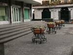 Fioriere davanti al Comune a Piazza Cota a Piano di Sorrento