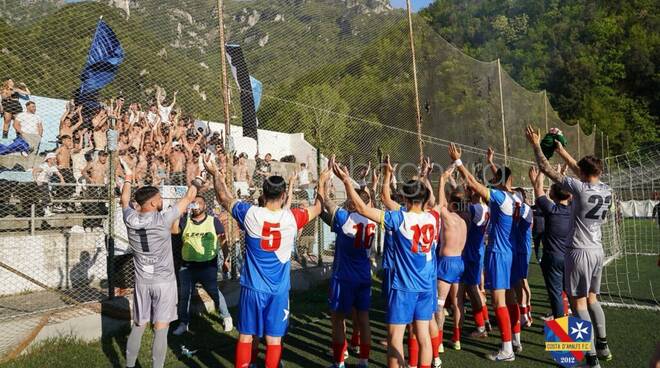esultanza calciatori costa d'amalfi, foto di Michele Abbagnara tratta da clubcostadamalfi.it