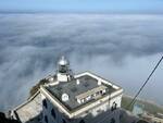 Ischia, il faro di Punta Imperatore avvolto dalla nebbia