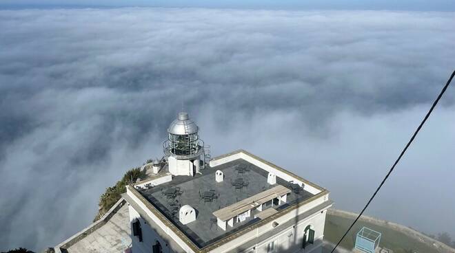 Ischia, il faro di Punta Imperatore avvolto dalla nebbia