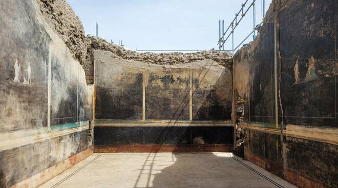 Pompei, durante le attività di scavo emerge un imponente salone delle feste con pareti nere e stupendi affreschi