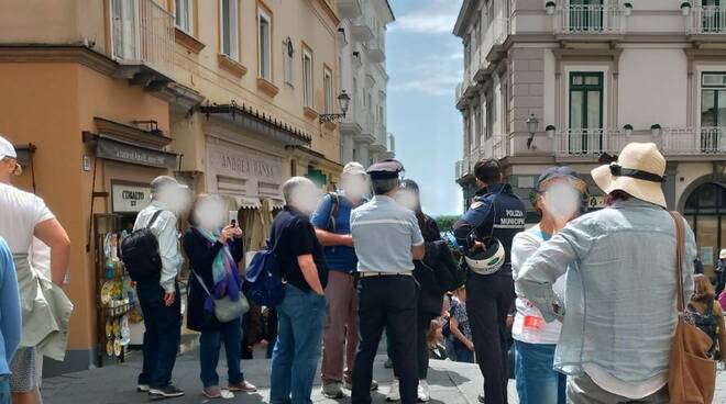 vigili amalfi e guida turistica non autorizzata