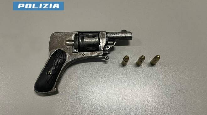 Piazza Capuana: sorpreso con un revolver. Arrestato dalla Polizia di Stato