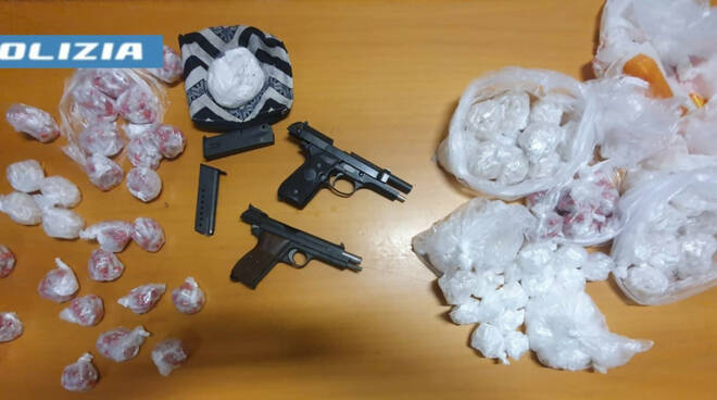 Scampia: nasconde armi e circa 3 kg di droga nei vani sottosella di due scooter. Arrestato dalla Polizia di Stato
